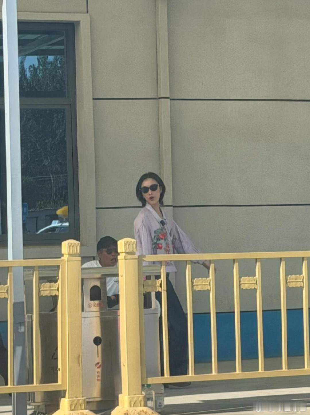 偶遇倪妮驾校学车大太阳坚持来练科二，倪妮这毅力，科二一把过稳了。学科目二遇到倪妮
