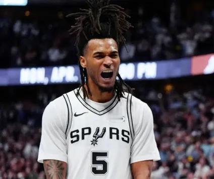 本赛季23岁以下球员三双次数：卡斯尔5次、其他球员共5次
04月09日讯，在昨日