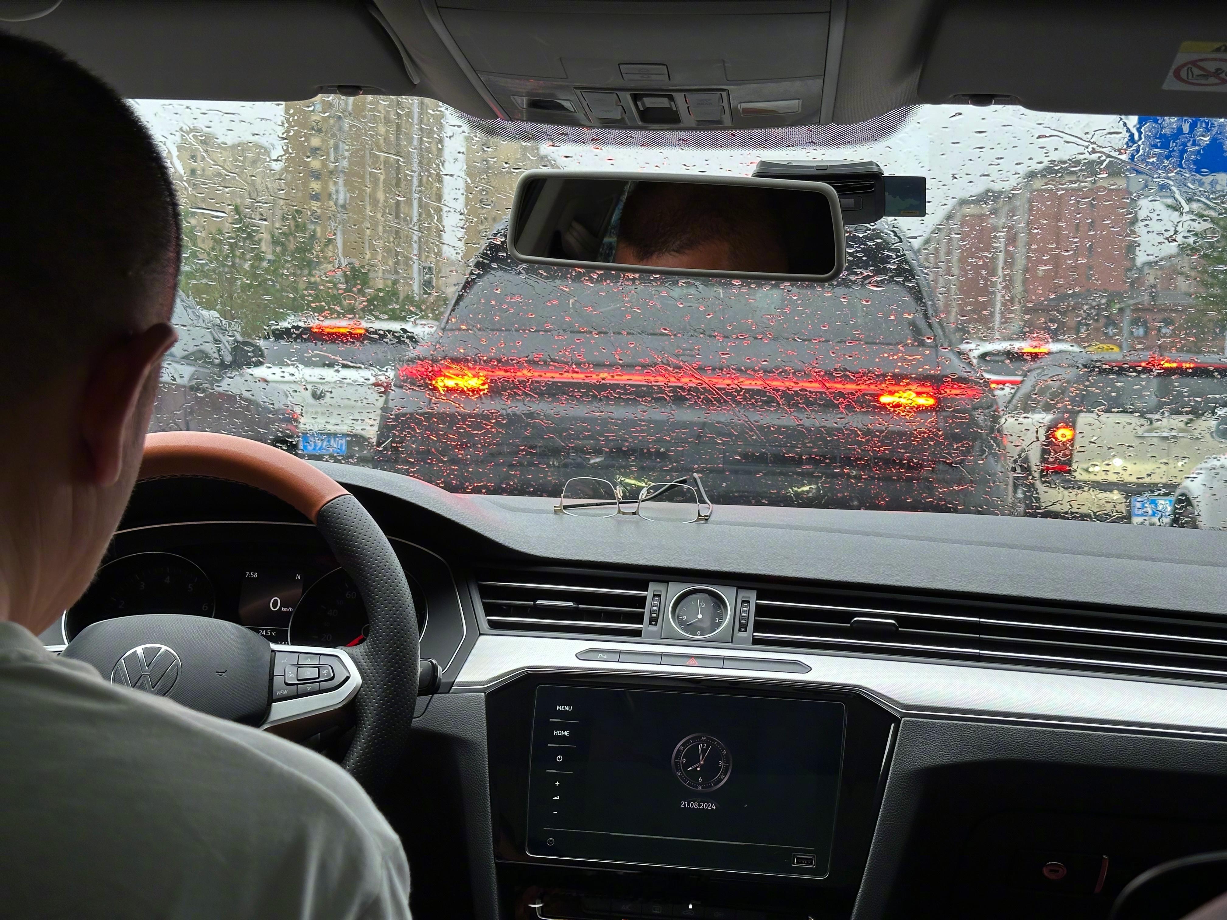 今天出发去丽江，长春雨不小。等会航班别晚点，要不然转机我赶不上[笑cry] ​​