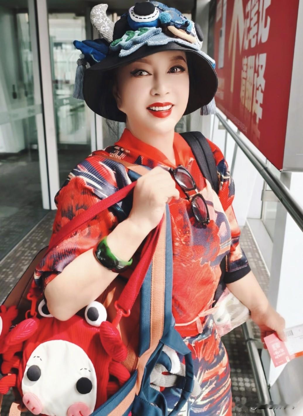 75岁刘晓庆开封状态杀疯啦！

姐妹们！谁懂啊！75岁的刘晓庆空降开封万岁山，状