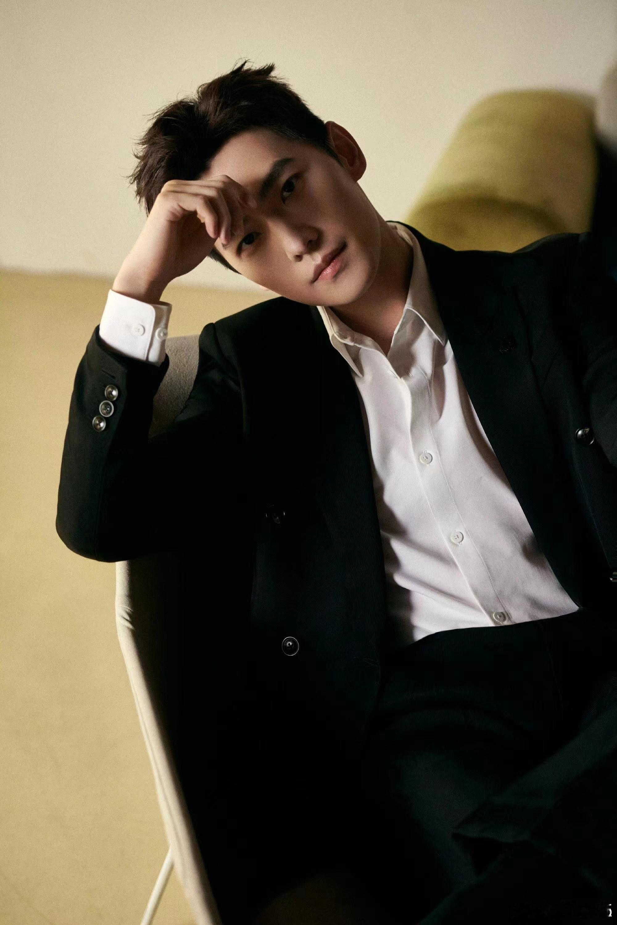 杨洋黑西装白衬衫杨洋杨洋的经典黑西装搭配往往能完美体现独特的精英感和高级感。搭配