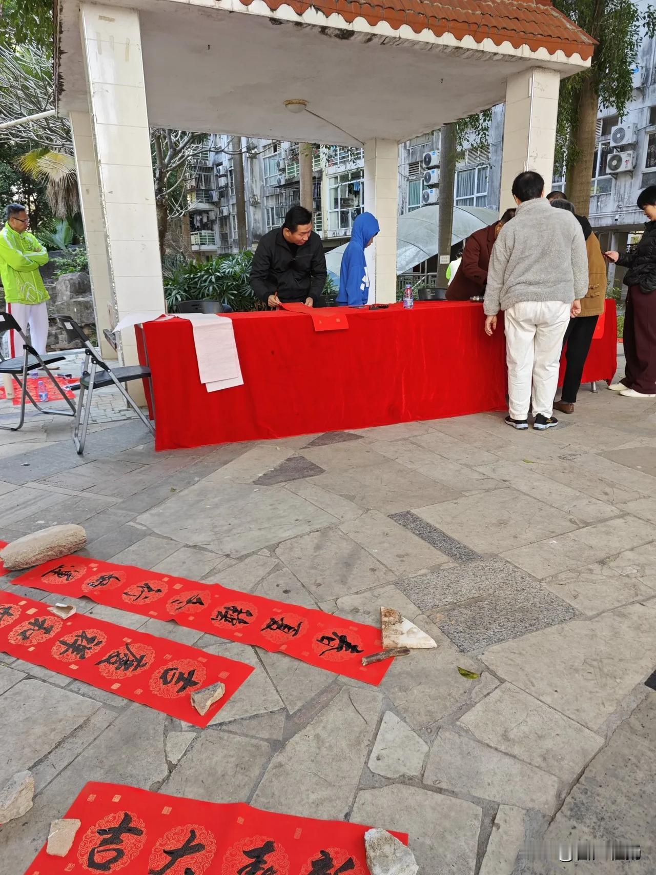 年味来啰！写春联啦，物业组织书法爱好者和热心居民为小区居民免费写春联啦。

一大