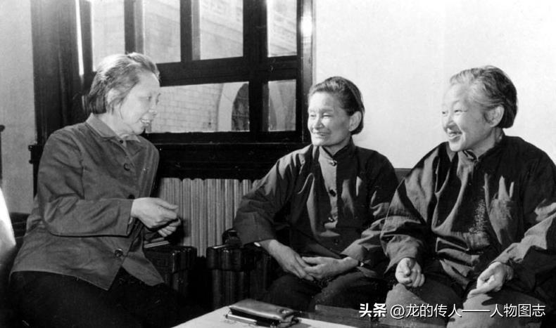 左起:中国科学院半导体研究所副所长、研究员林兰英、植物研究所研究员吴素营、高能物
