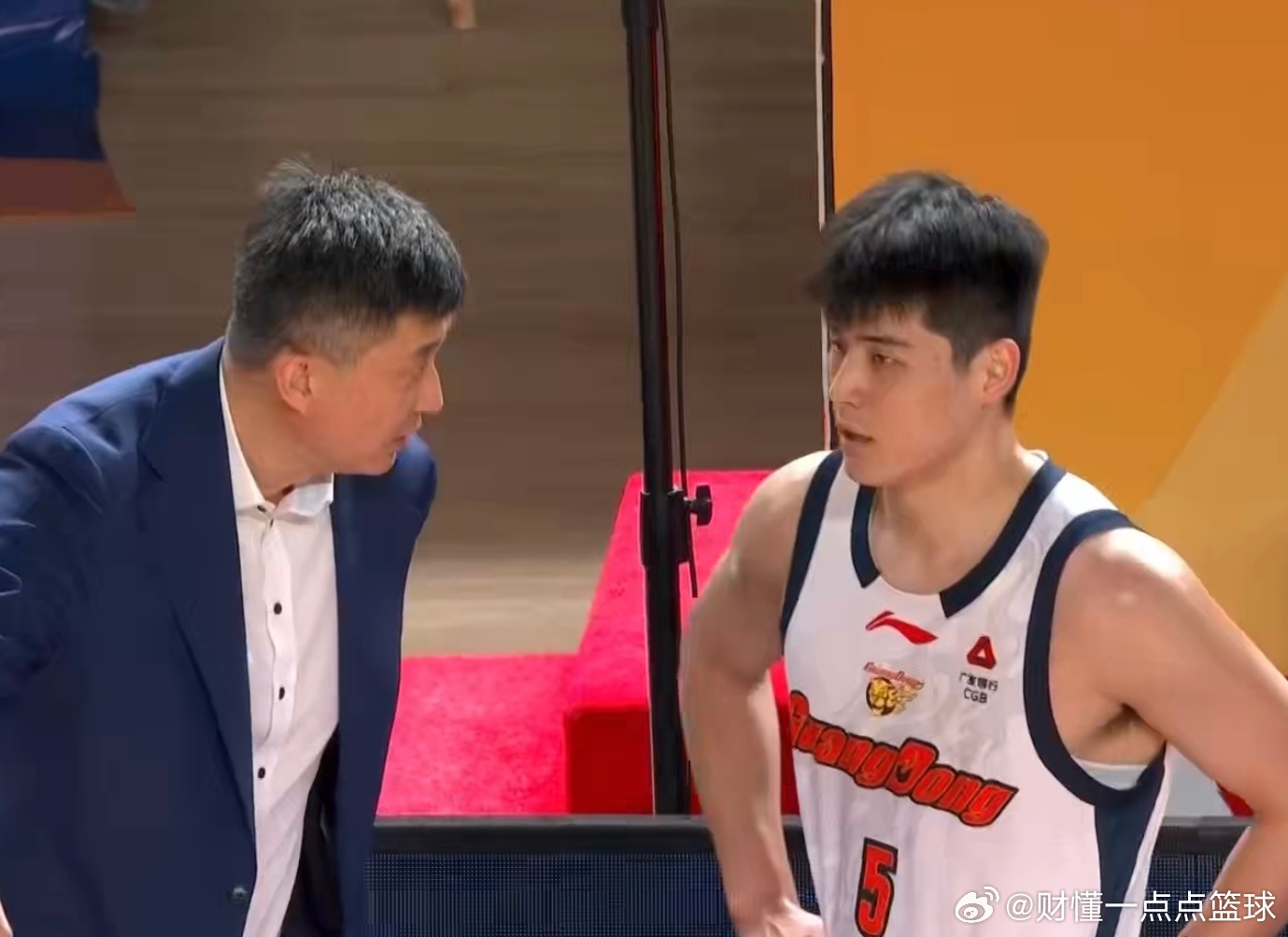 广东男篮又一次在大比分领先的情况下被逆转，面对残阵新疆，最多领先18分却末节崩盘