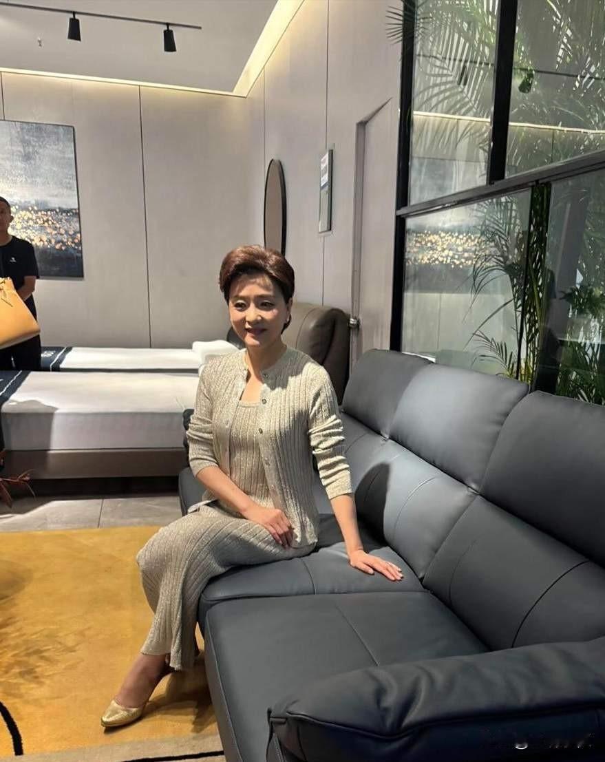 57岁的杨澜，体态骗不了人。
正面看杨澜脸上没有一丝皱纹，在灯光下英姿不减当年。