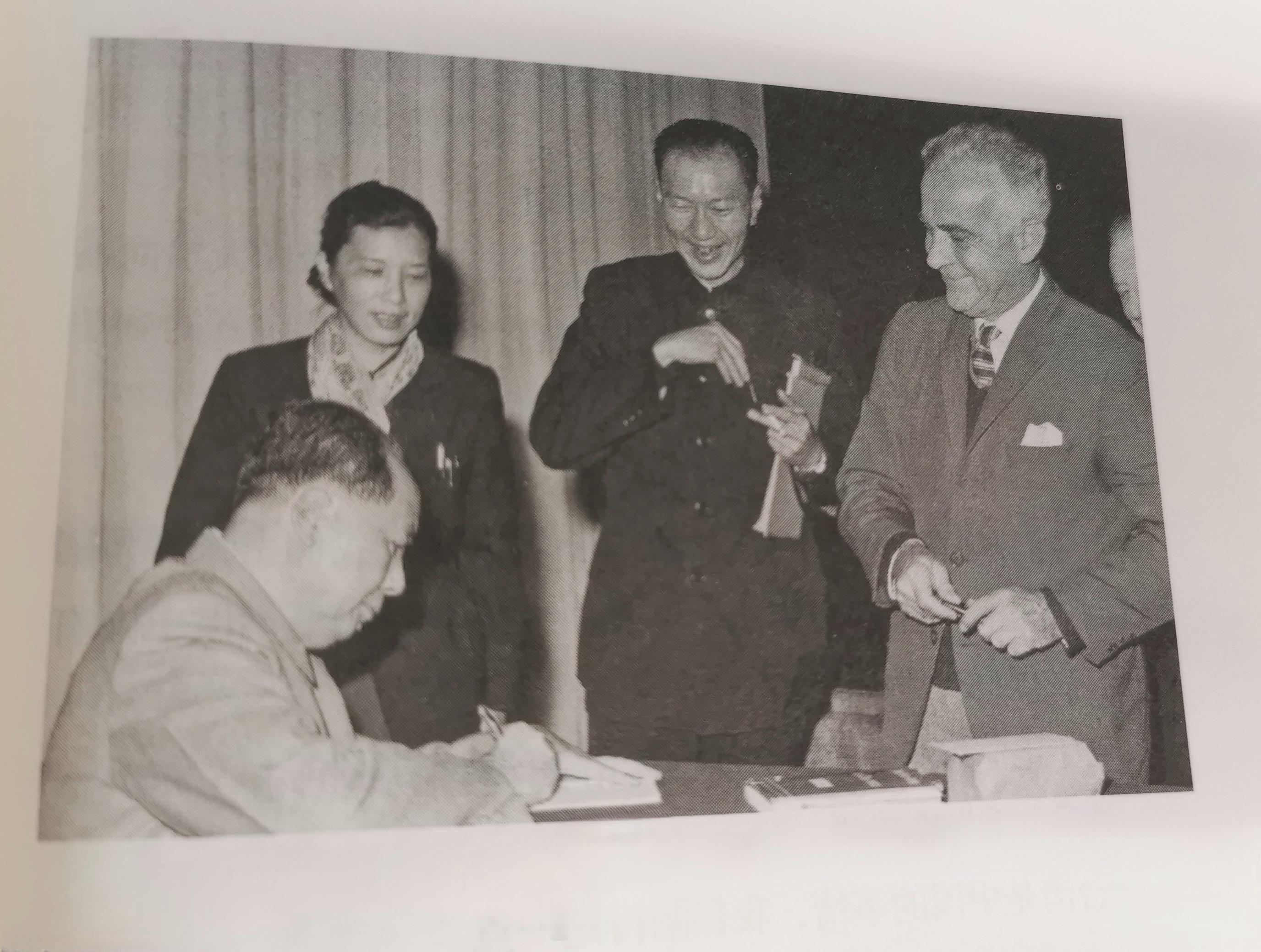 1960年10月22日下午，教员在中南海颐年堂会见斯诺，为他签名，并共进晚餐。参