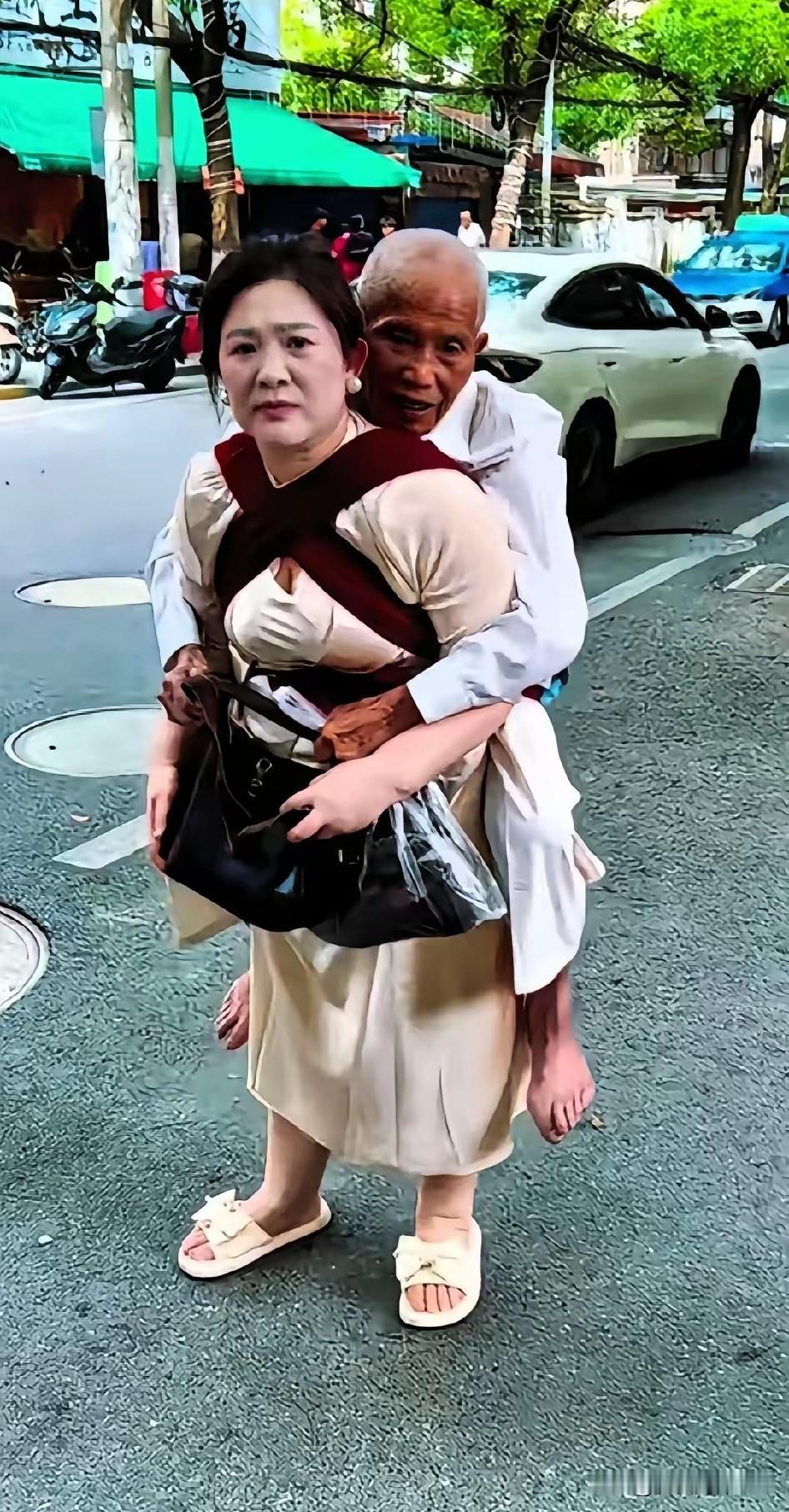 刷到这一幕真的破防了！父亲生病后走不了路，想出门转转，女儿一句“我背着你，想去哪