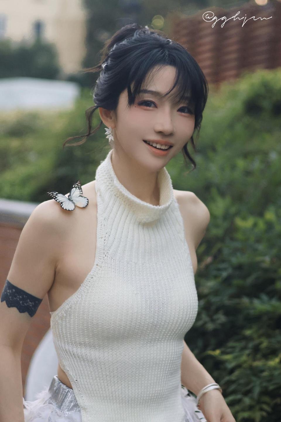 刘恋穿礼服上海街头citywalk刘恋身着仙气羽毛礼服现身上海街头，却迈着打工人