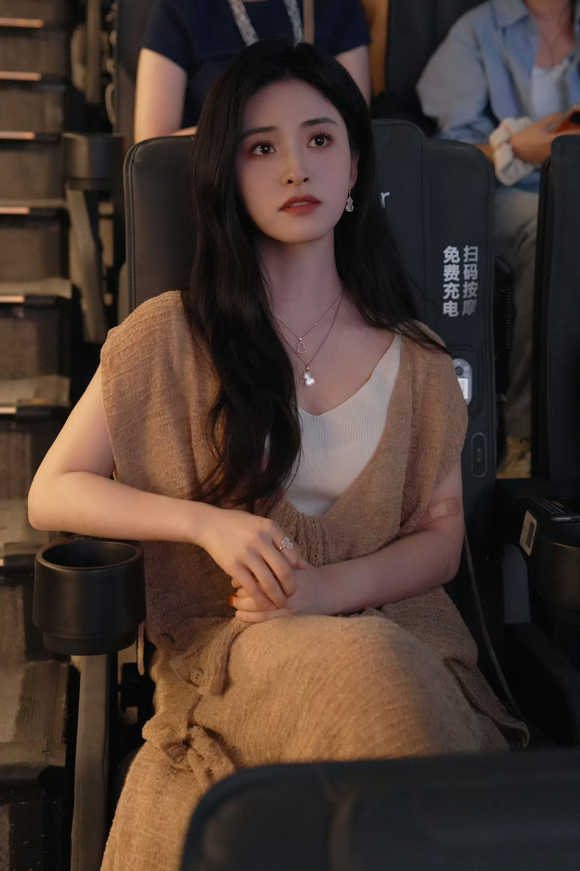 沈月 记忆里那个温婉的白月光🥺沈月黑长直针织造型