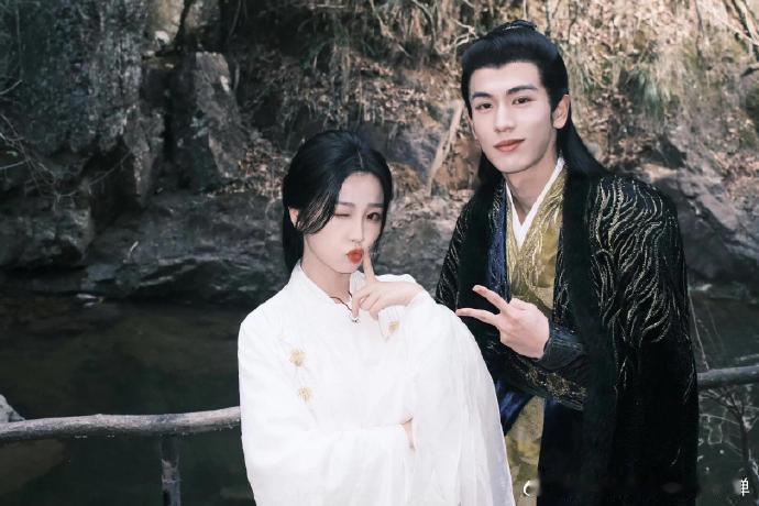 #虞书欣合照的神##虞书欣内娱CP合照的神# 虞书欣无疑是内娱合照的佼佼者，与C