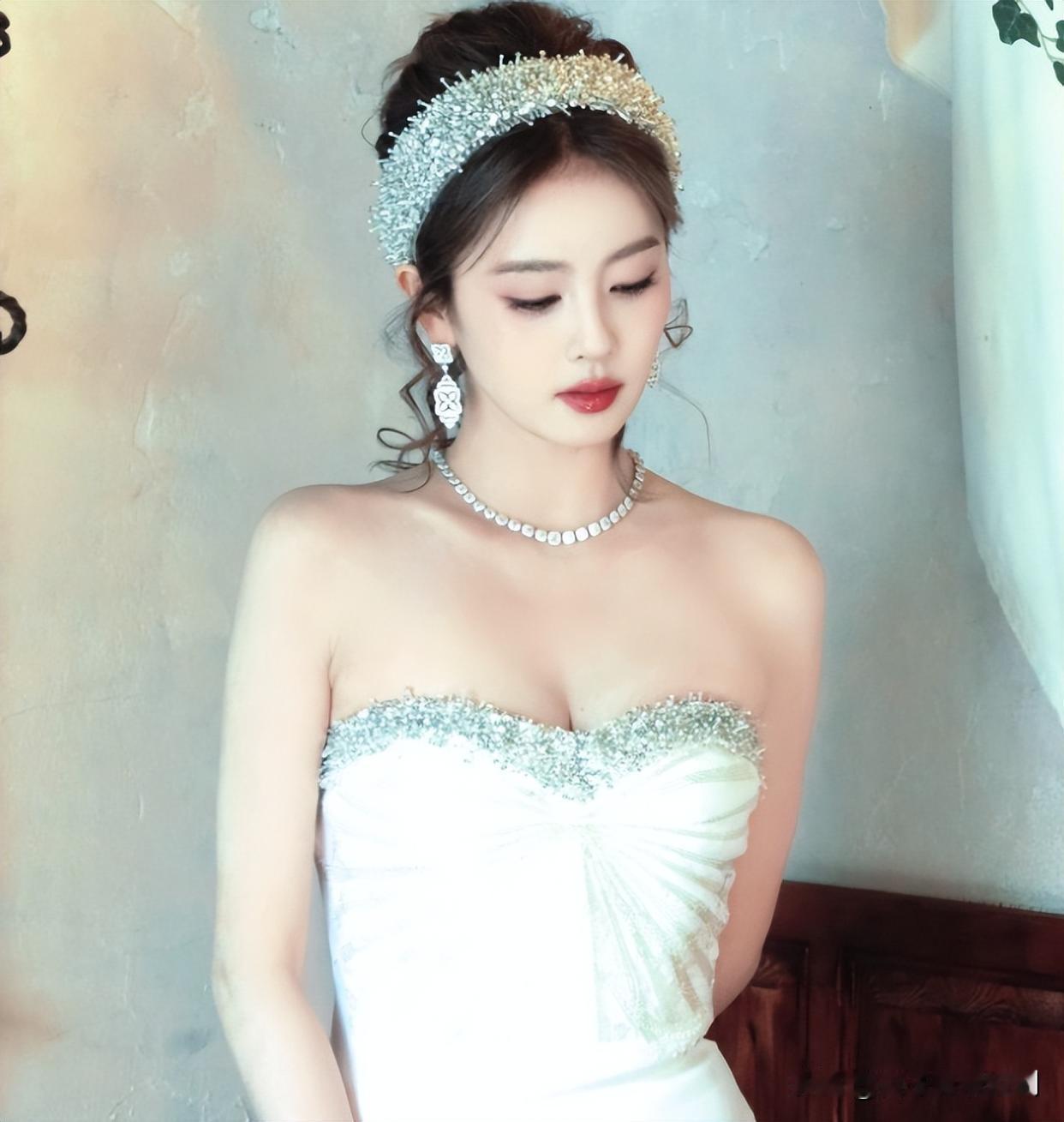 11月1日，白鹿以全新发色惊艳亮相某品牌活动现场，瞬间成为全场焦点。她一改往日风