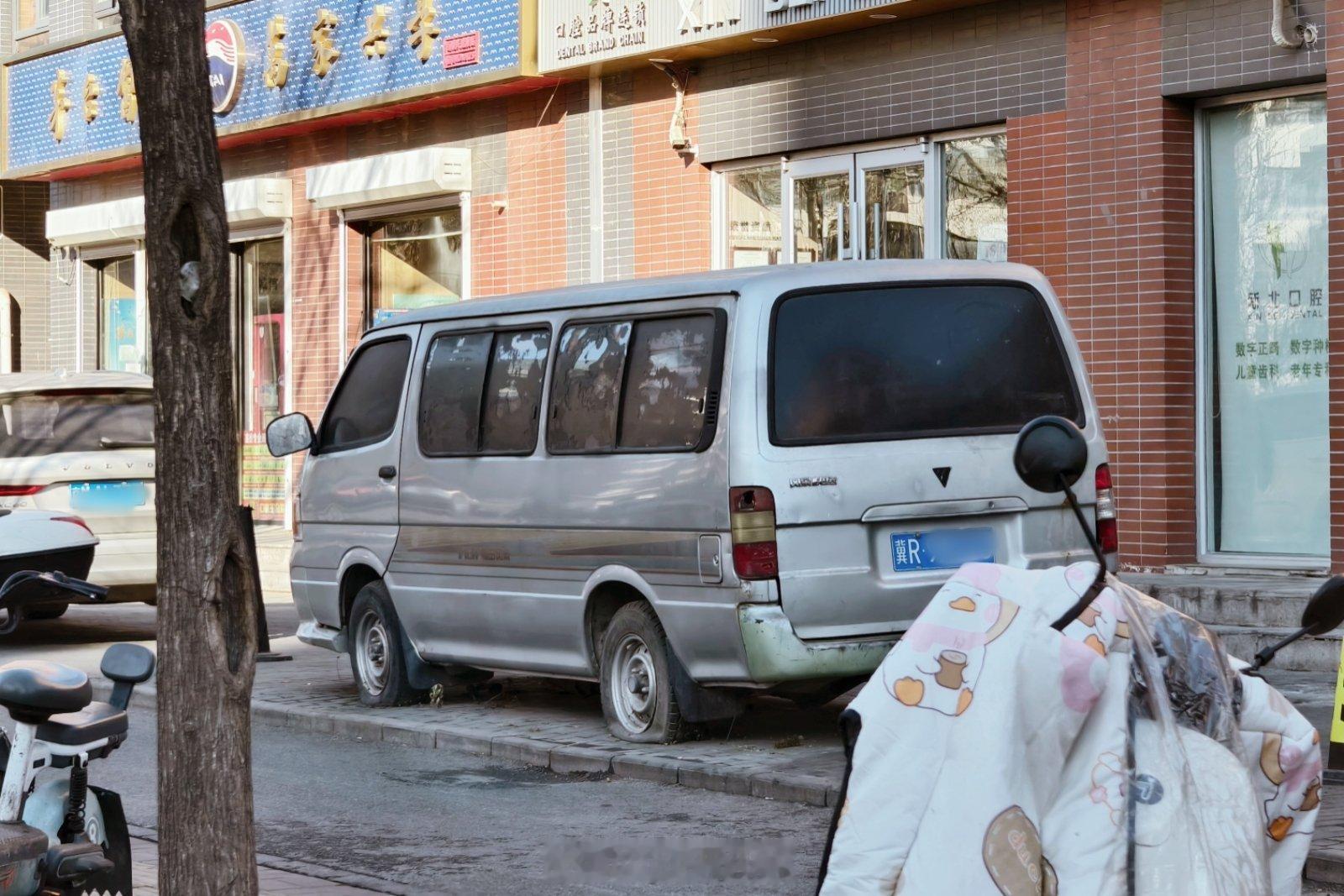 拿破面包车当仓库，这算是老北京特色么？van事通