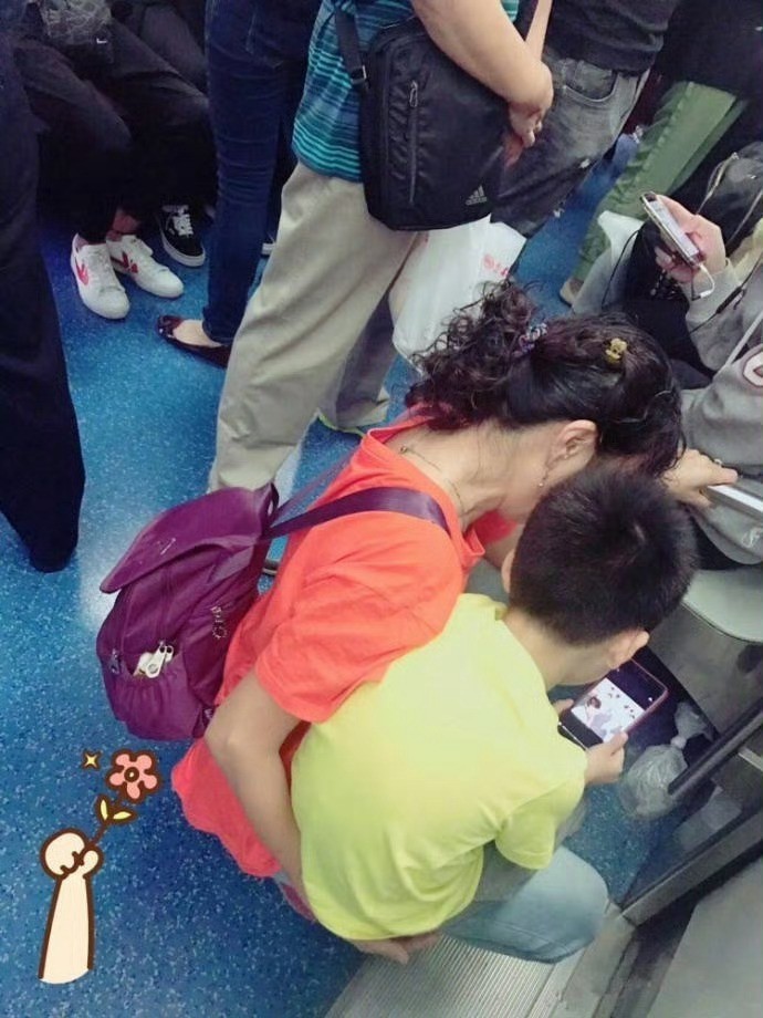 地铁里， 这个小孩当时一直说累，想坐着，他姥姥一直跟他说“这些叔叔阿姨上一天班很