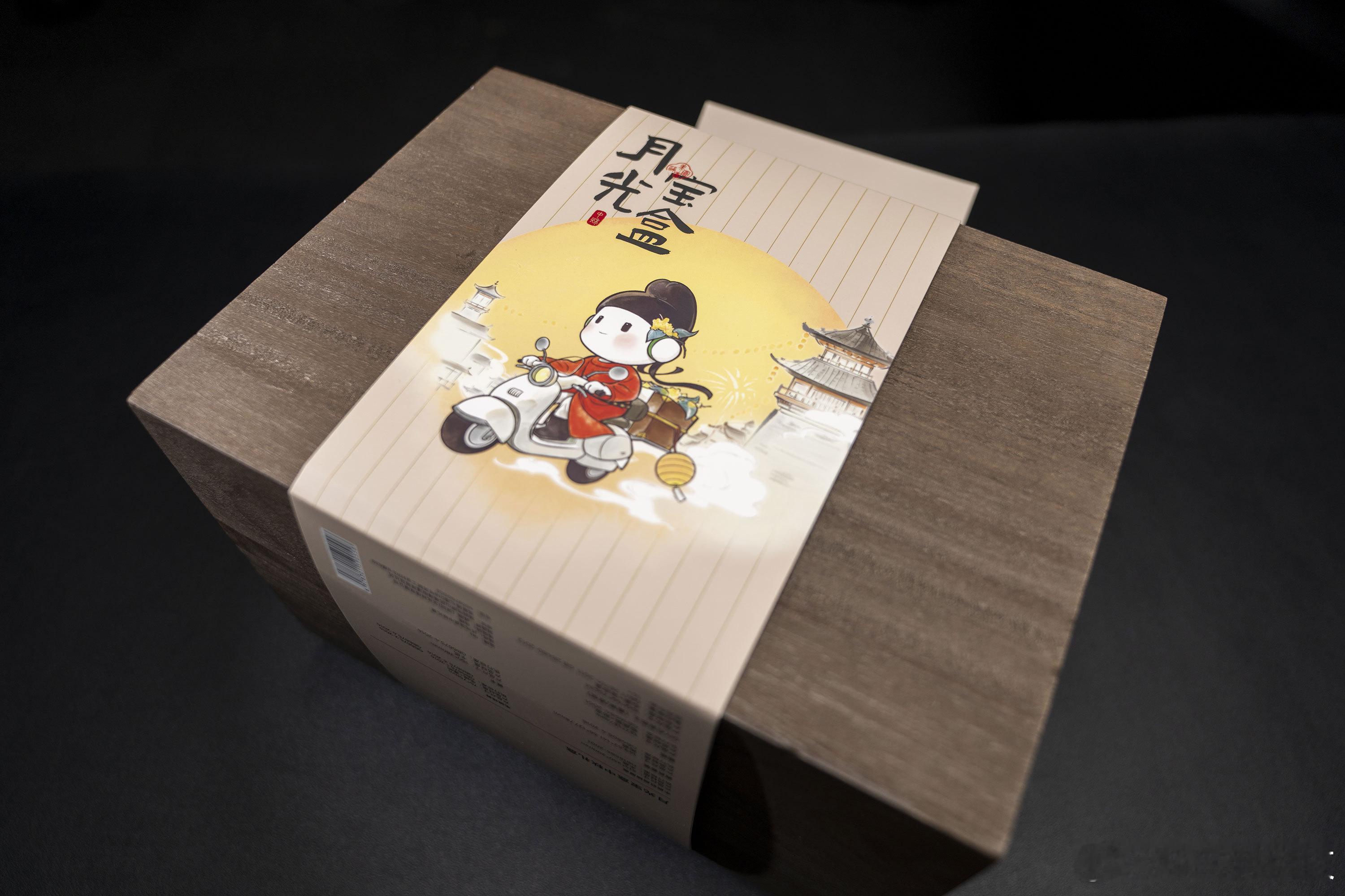 来晒一波OPPO的「月光宝盒」中秋礼盒！🎁木质盒子超有质感，里面装着唐风酒壶、