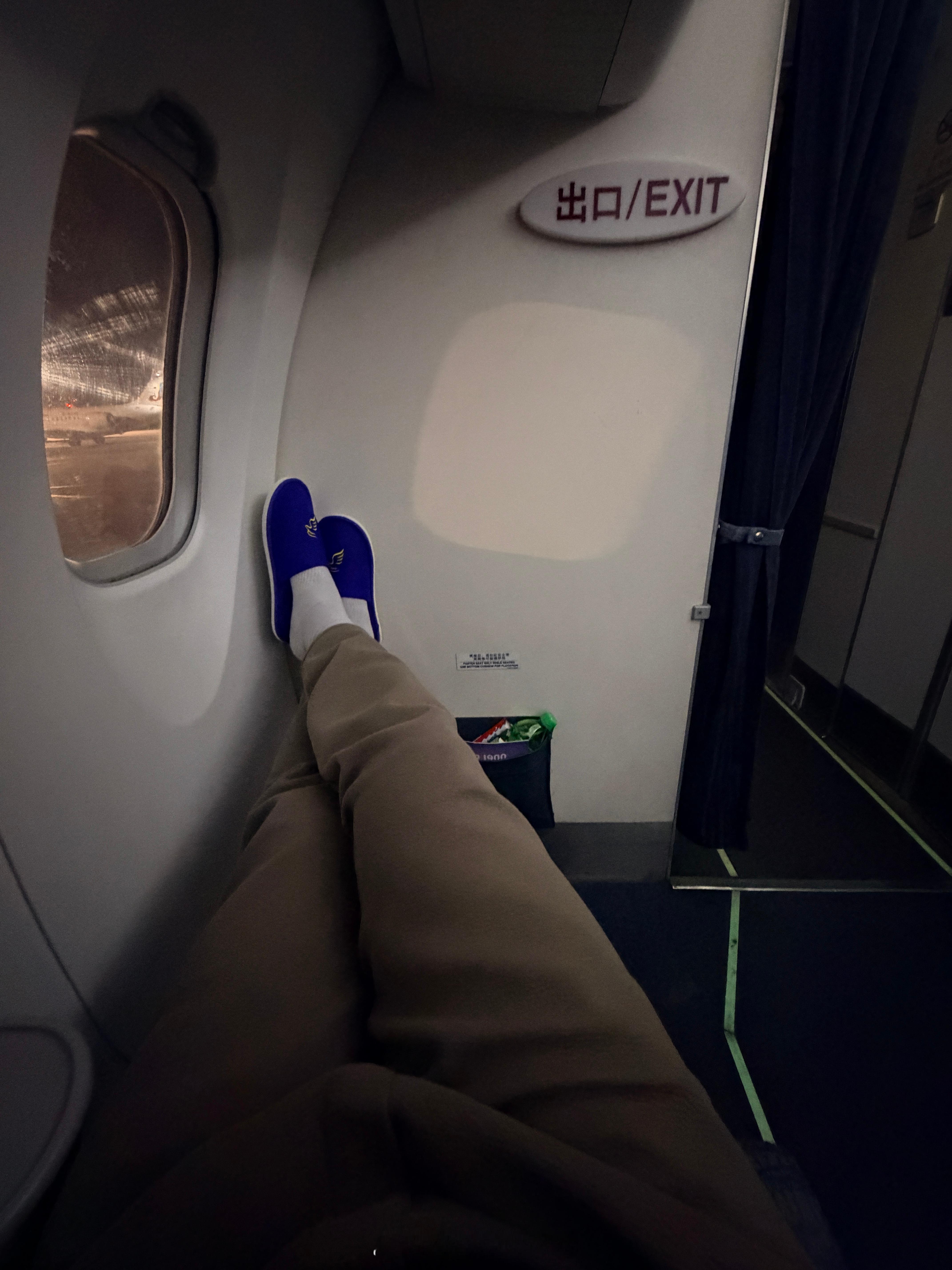 头一次感受庞巴迪的公务舱，咋说呢，就和C919的安全出口大小差不多～ 锡林浩特·