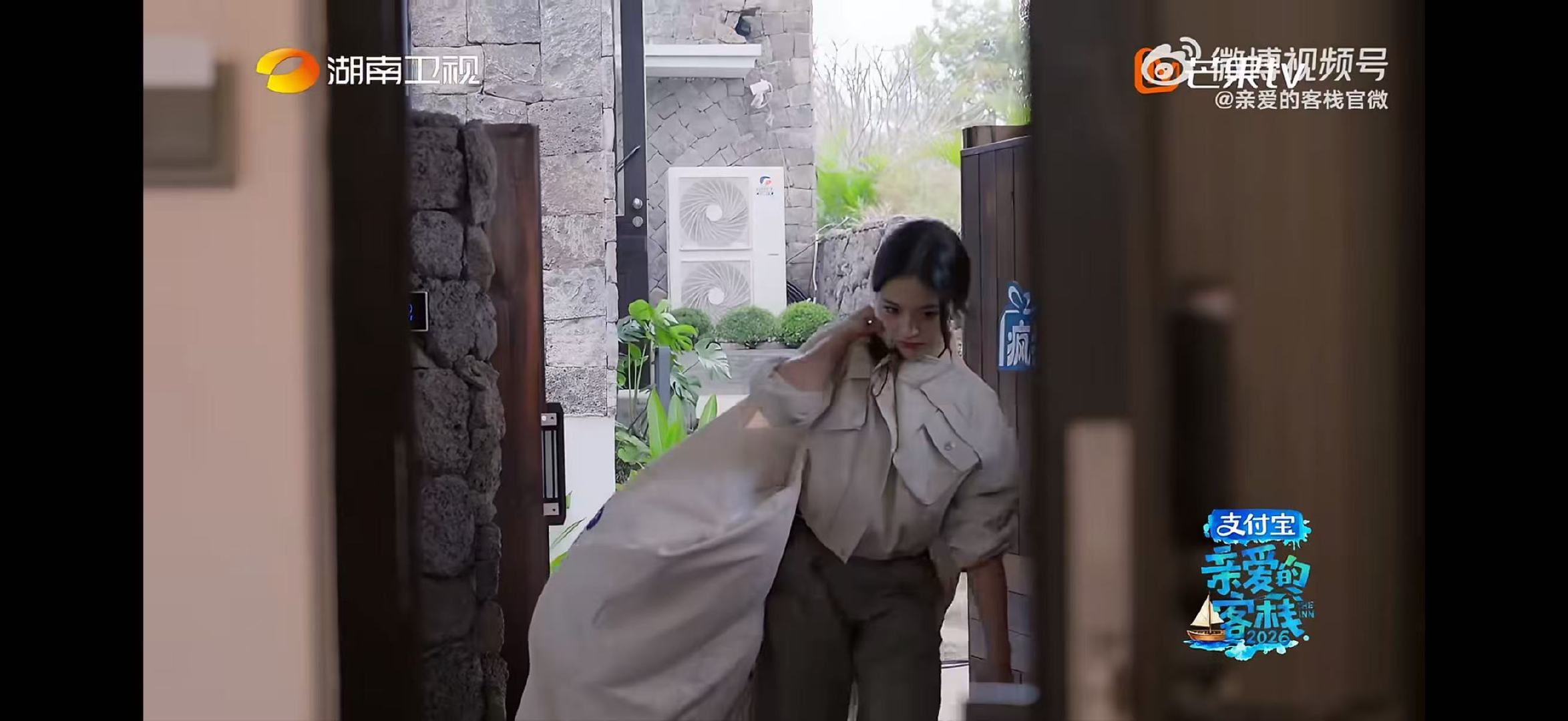 生活重压撤回一个沈月撤回了一个沈月亲爱的客栈生活再难也挡不住沈月，被门框卡到也不