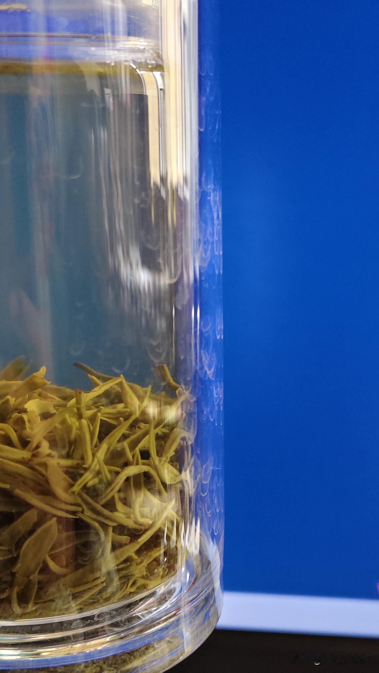 茶事

泡一杯热茶
攥在掌心——
滚烫是未来撞碎的光

喉间漫过烫意
未来便沉底