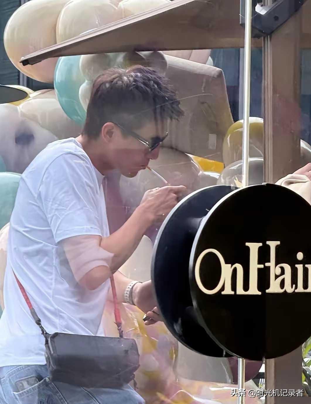 林更新的理发店竟然还没黄铺，林更新这过完年就到店里视察工作，抽烟还站在门口，很有