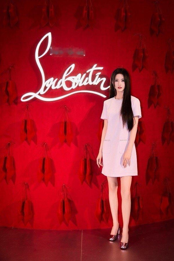 演员刘些宁亮相Christian Louboutin路铂廷成都红底限时体验空间。