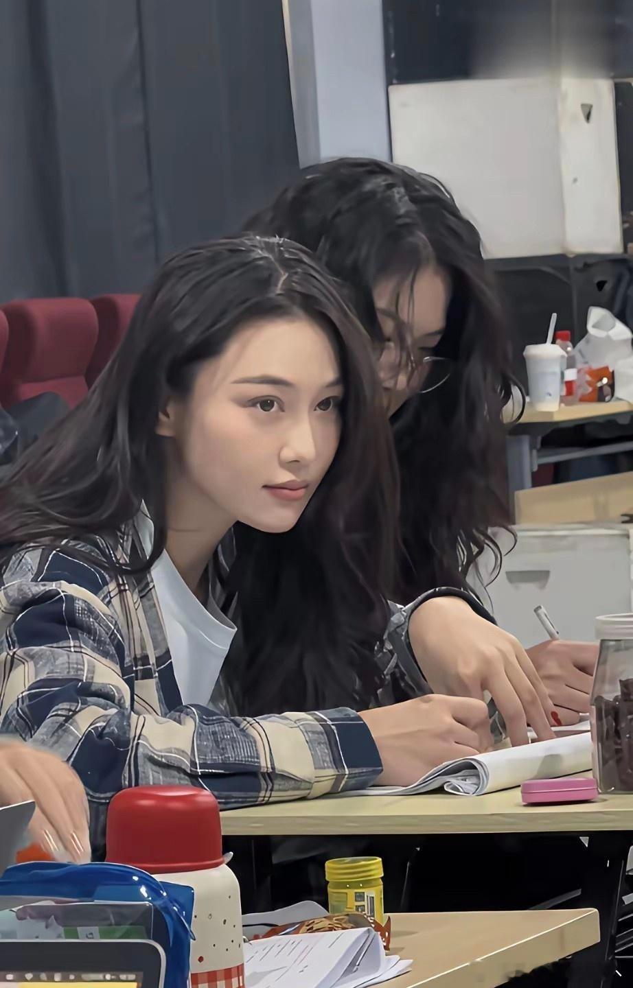 天呐，差点没认出来，原来女神现实中居然那么美，真人巨漂亮！ 