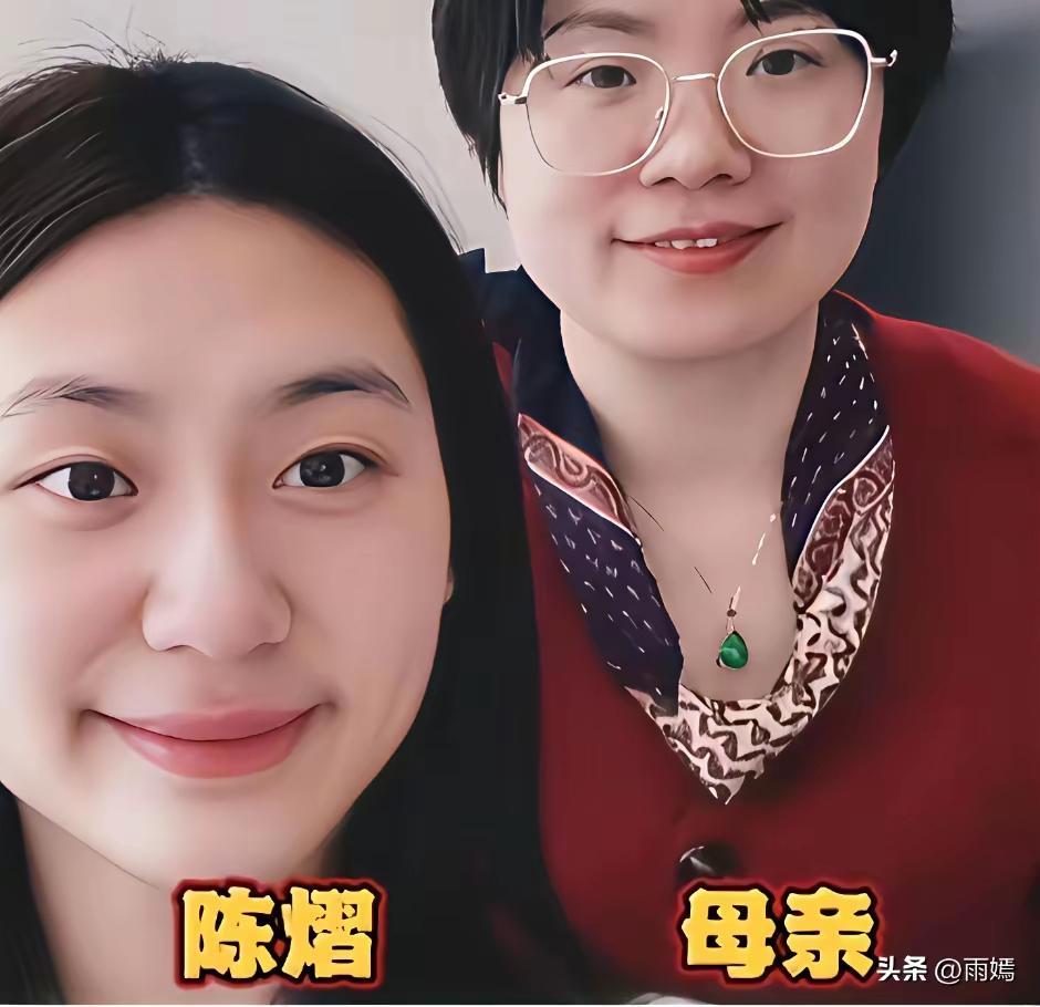 原来王楠和妈妈长得这样像呀， 尤其是一笑起来，妈妈看起来真的是特别的温柔的那种 
