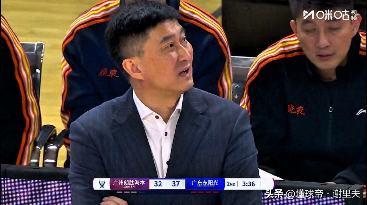 杜锋“喜新厌旧”，陈家政取代张文逸出场，给徐杰打替补，而王洪泽直接安排首发，张皓