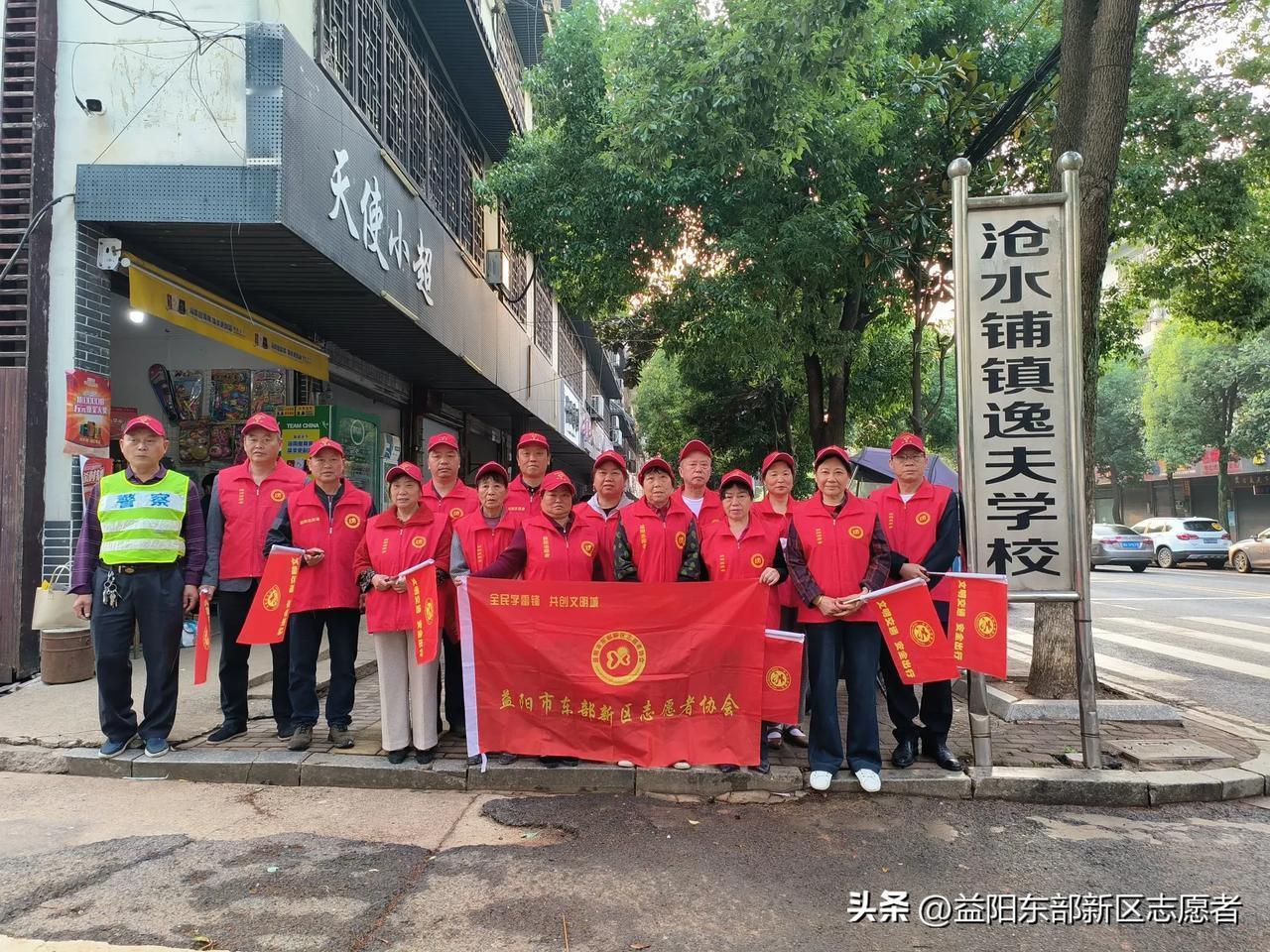 守护文明出行，护航成长之路丨志愿者行动温暖全城
 
        晨光熹微中，