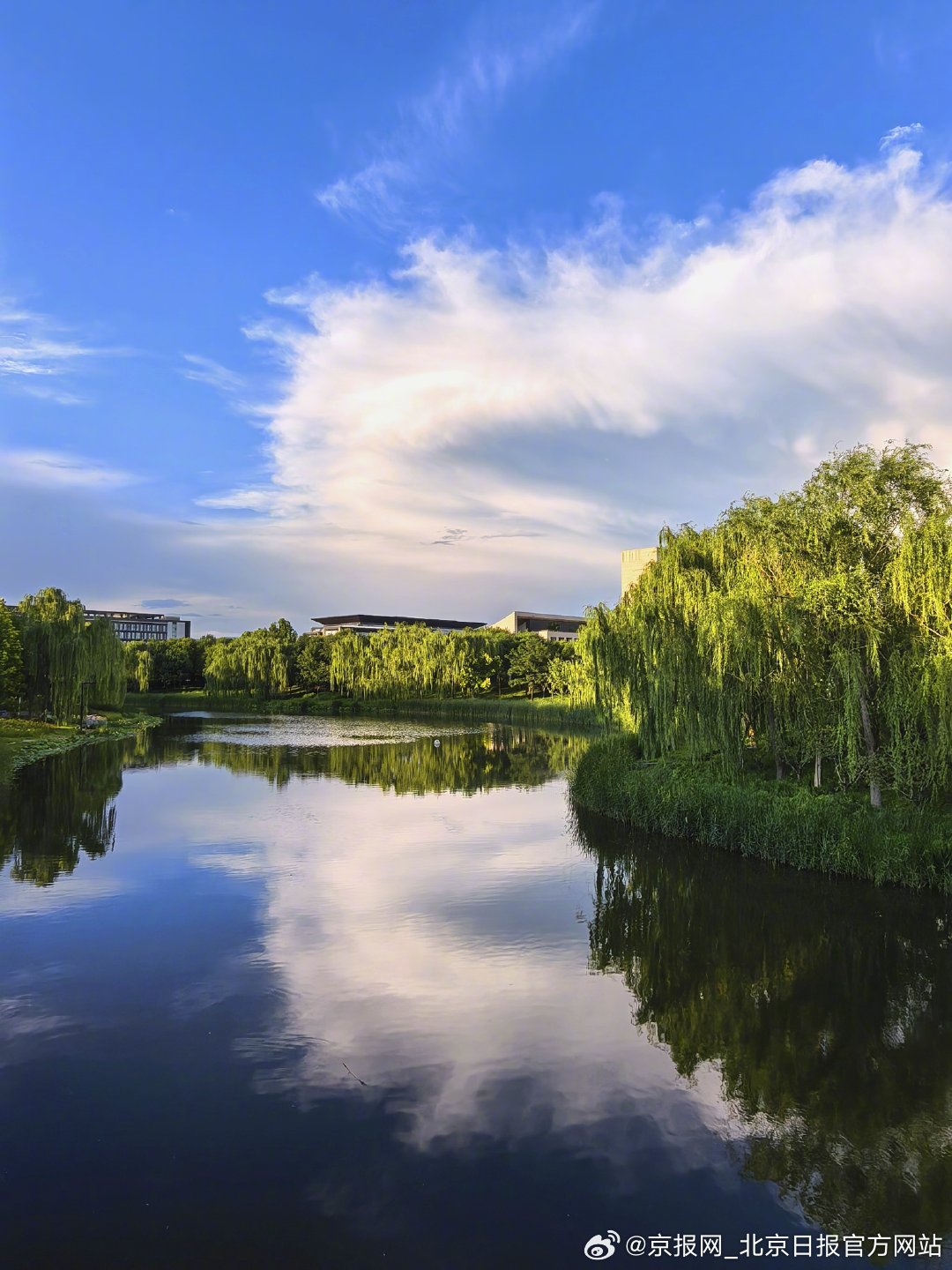 【#北京云朵向你比心#】#北京天空飘来一朵爱心云# 今夏的北京云卷云舒，气象万千