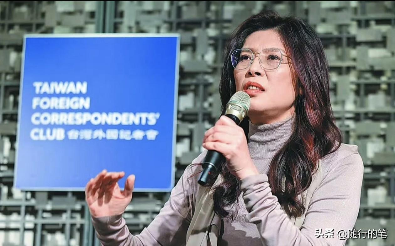 郑丽文真的不合群，不仅与国民党内部大多数政客不合群，与民众党也不合群。

与国民