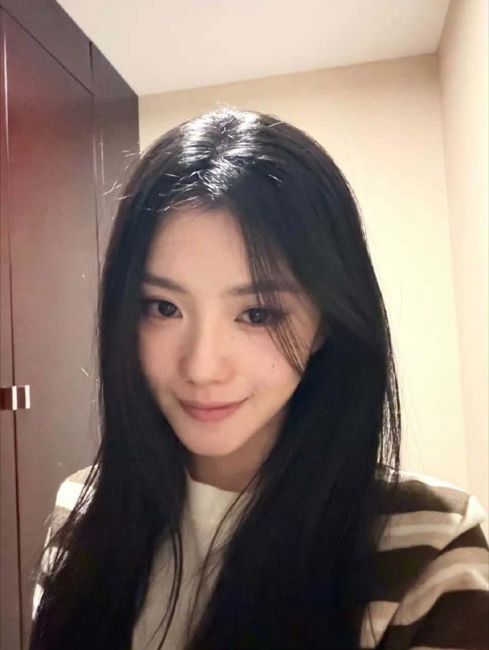 【刘浩存】A得我腿软妈妈我坐你副驾好不好 刘浩存晒新车订单 ​​​