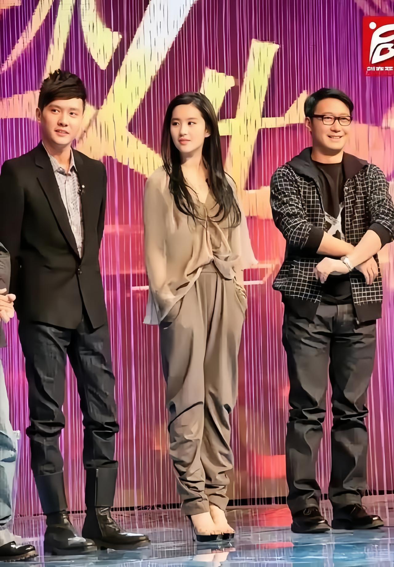 镜头下的真实身高：藏不住的挺拔，黎明180的身高，从来不是空有其名，而是经得住镜