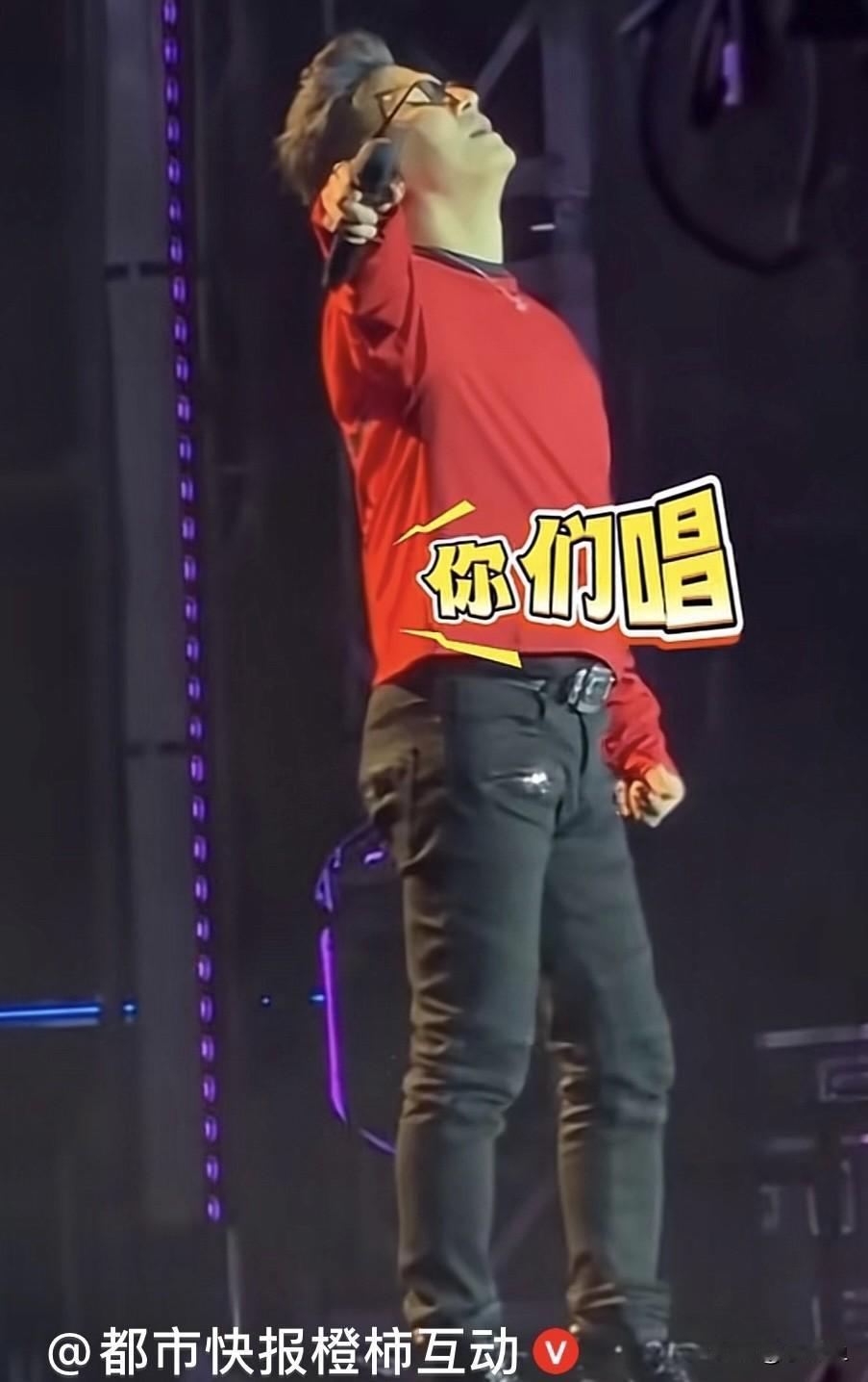 汪峰哈尔滨演唱会跑调走音全占了，一到高音直接递话筒给观众，让观众一起唱，他唱的全