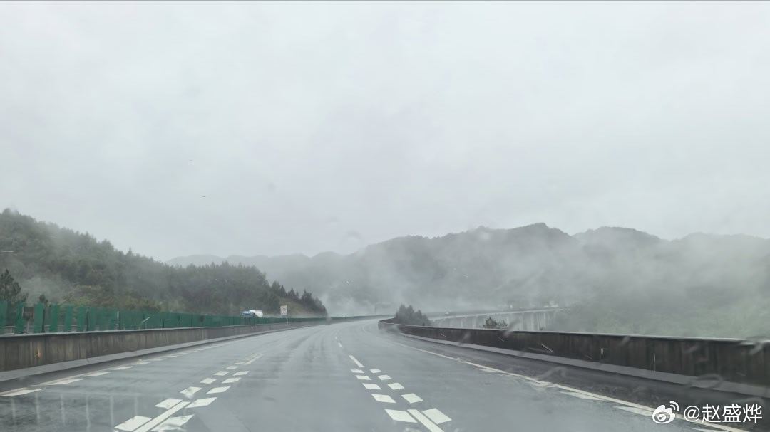 《新丰.兮兮兮》20260520，于新丰县青山兮，雾蒙蒙，云涌兮，雨绵绵。铁骑兮