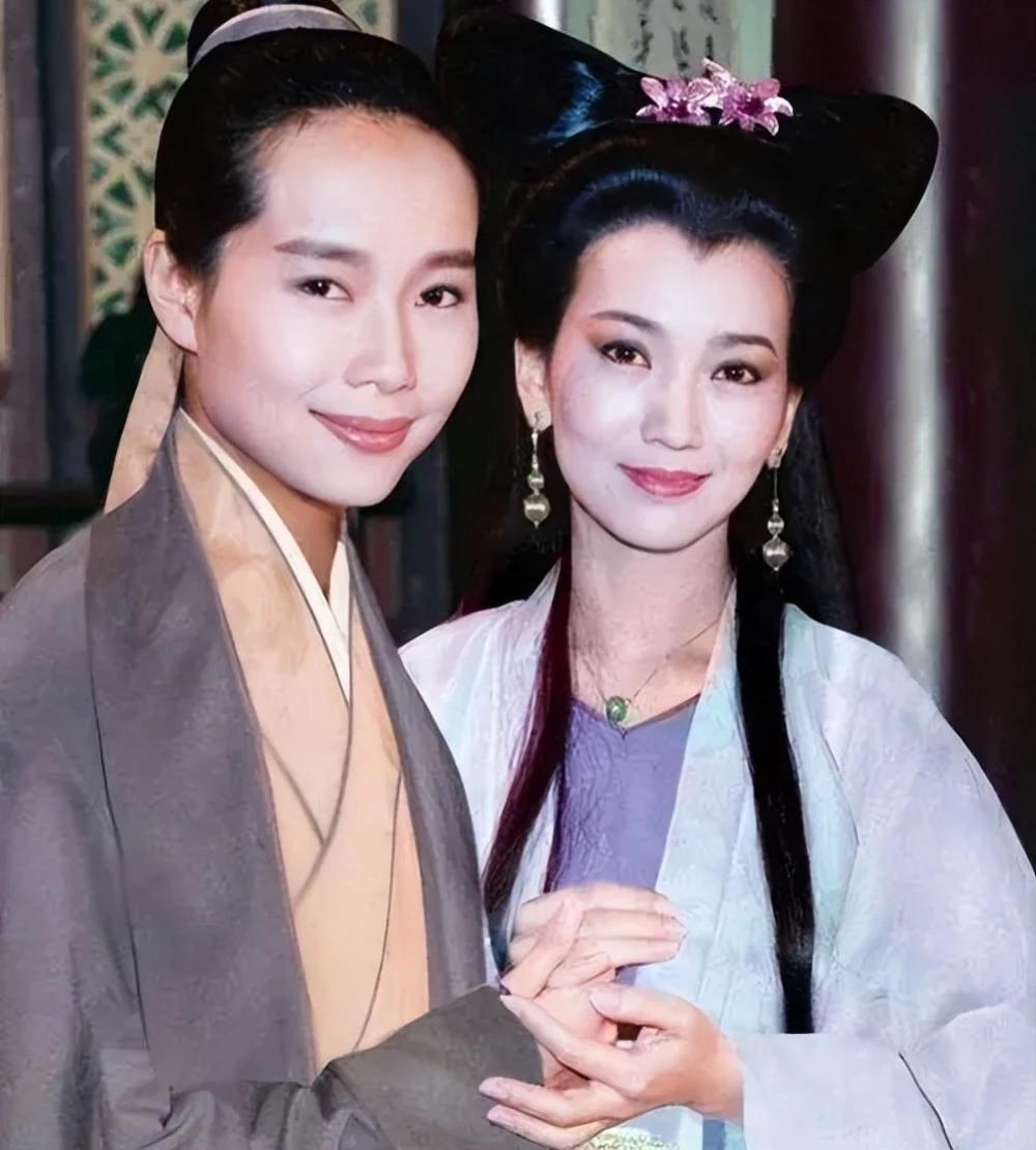 一次，林青霞问叶童：“后悔丁克吗？你这样美？”叶童神色黯然：