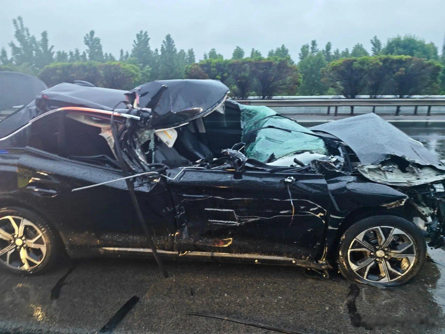 小车在高速上，一定要远离大车，知道具象化原因了吧？