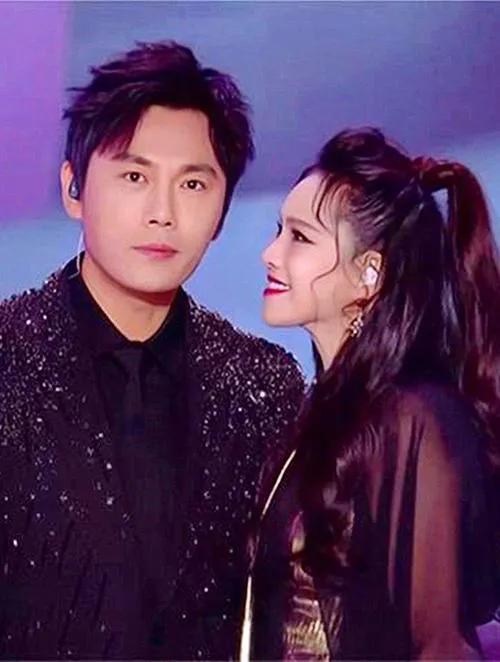 56岁伊能静46岁秦昊，穿情侣装不落俗套，两个人很般配呀一点都看不出来年龄差。秦