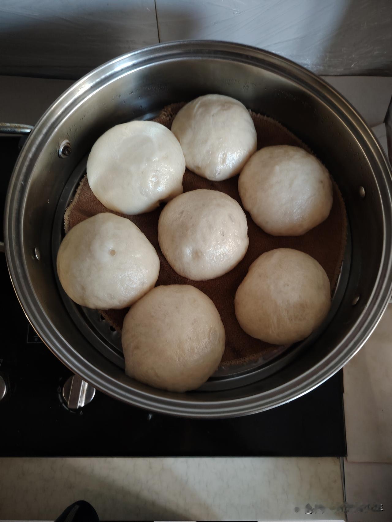 除夕实录：蒸馒头
早早起来把面发，
蒸蒸日上年年发，
新的起点再出发，
承前启后