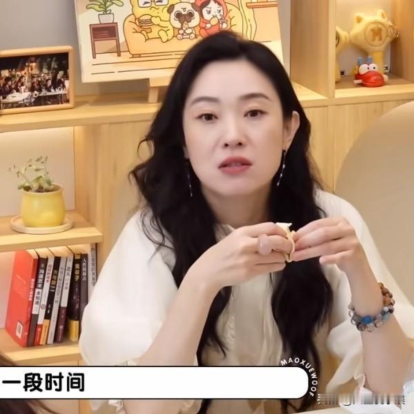 李一桐说：“在舞蹈学校的时候，胖一斤要扣50块钱，还加一个滚地板。

王佳佳说：