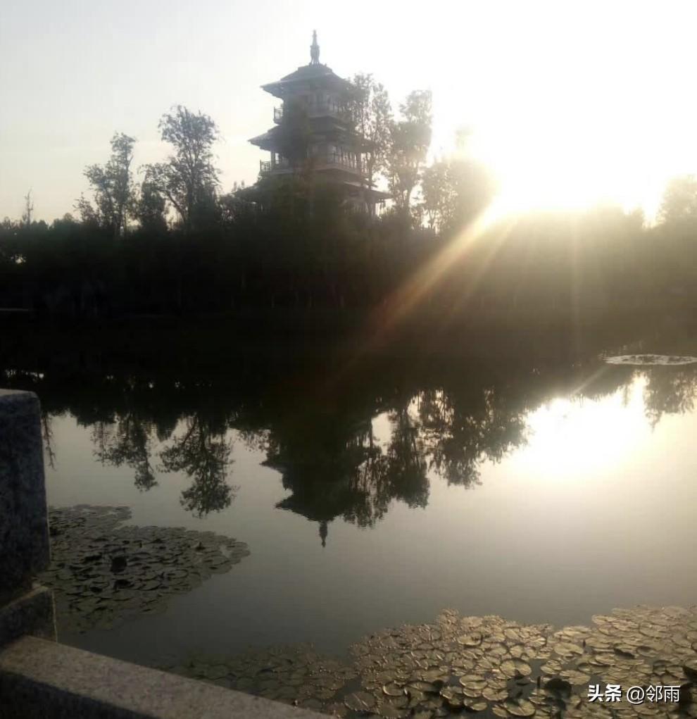 清晨的阳光透过树叶直射湖面，湖面没有一丝波澜，湖面静的让人恐怖，大自然馈赠给晨练