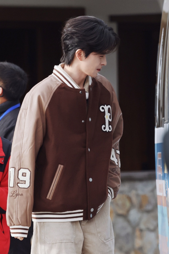 敖瑞鹏奔跑吧棒球服look  敖瑞鹏奔跑吧今日份上班饭拍来啦~棒球服look男大