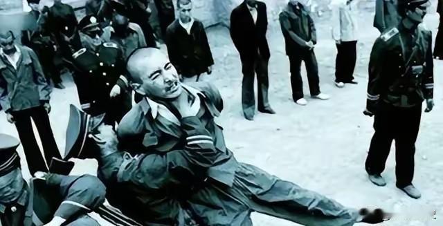 1985年，山西省某处山坡上，一队武装警察，正准备对死刑犯执行枪决。战士们端起枪