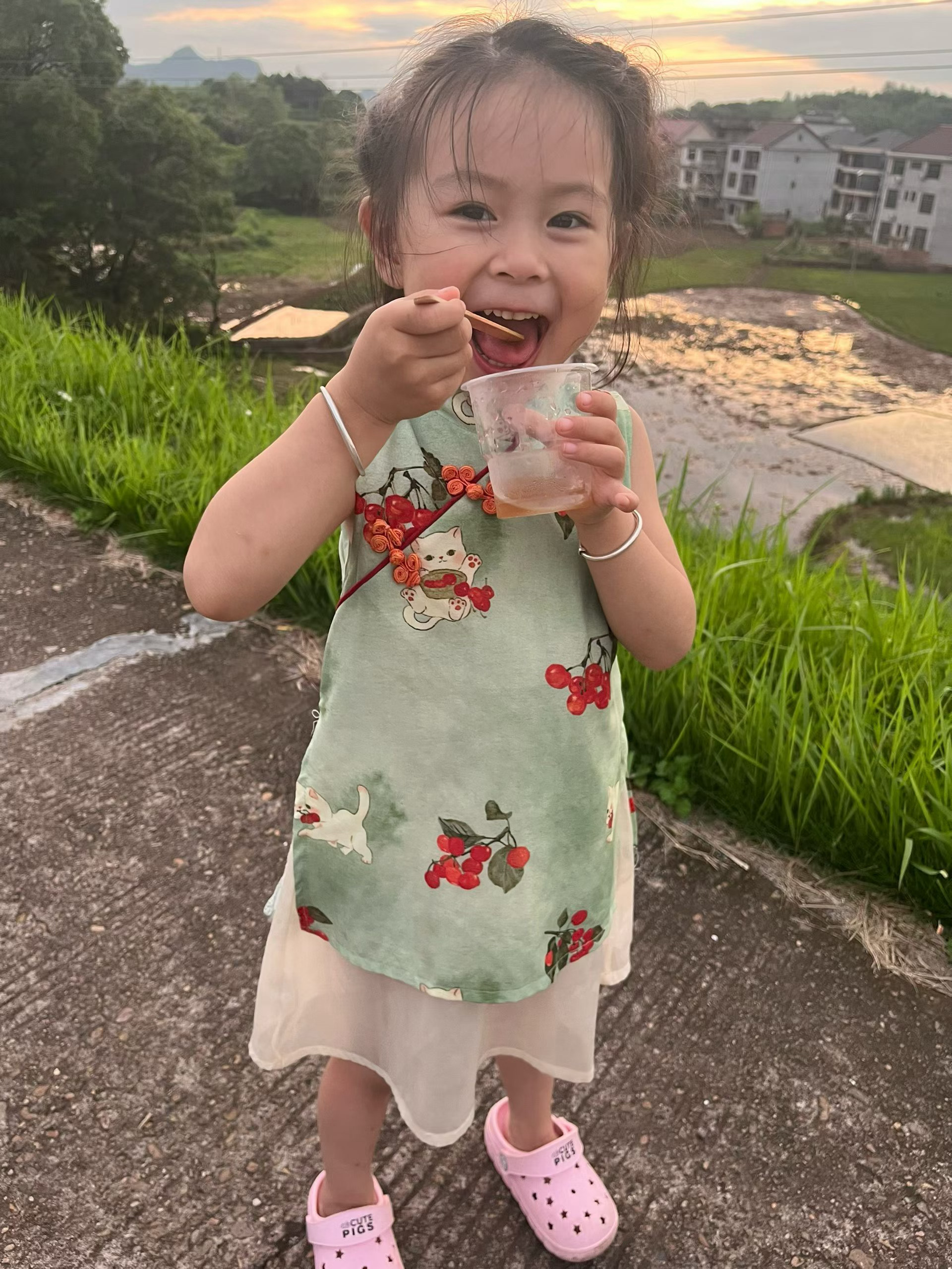化了的冰棒，还吃的津津有味