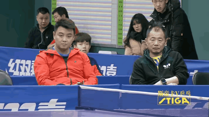 这张图里面的王楚钦据说才17岁，一脸的稚嫩。那个时候他还没有取得特别亮眼的战绩，