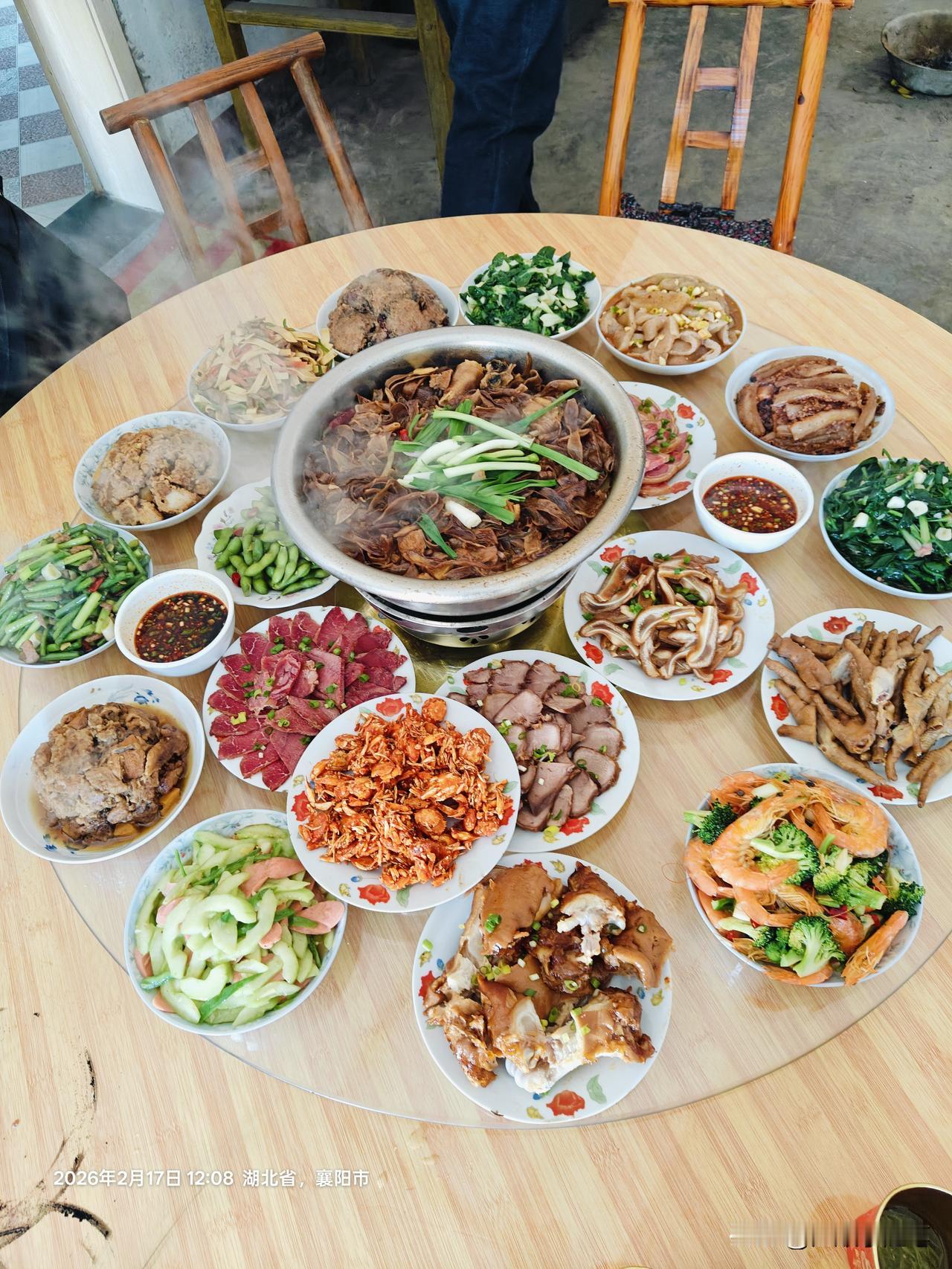 外地朋友大概不认不全。
不只是好看，
每一道菜都是湖北人过年的仪式感。
来挑战一