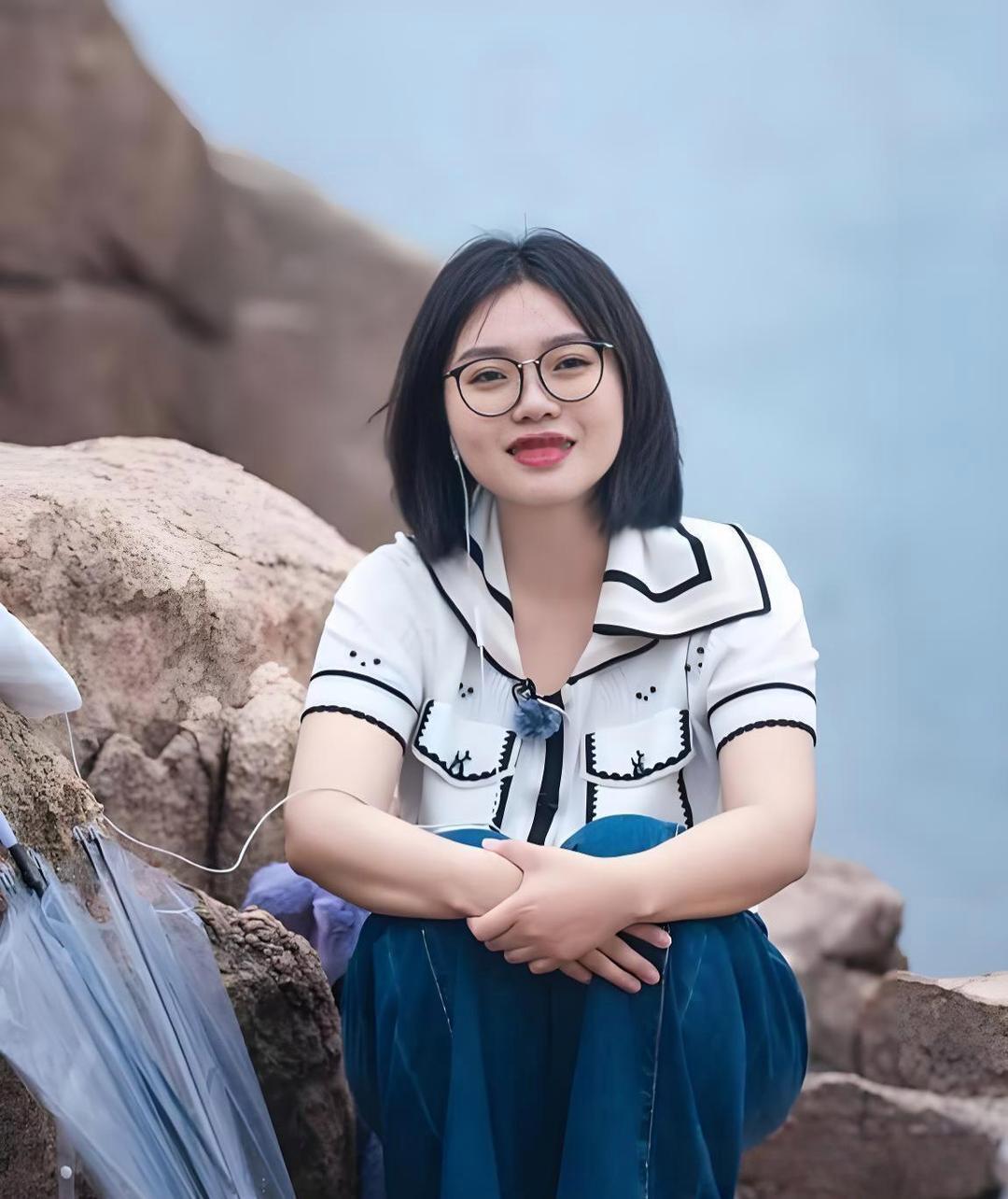 撒贝宁问李雪琴：“你北大啥专业的？”李雪琴笑答：“说不出口的专业。”撒贝宁满脸诧