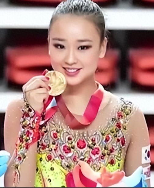 2002年5月，24岁的韩国体操女神许昭英，顶着父母的反对，顶着“叛徒”骂名坚持