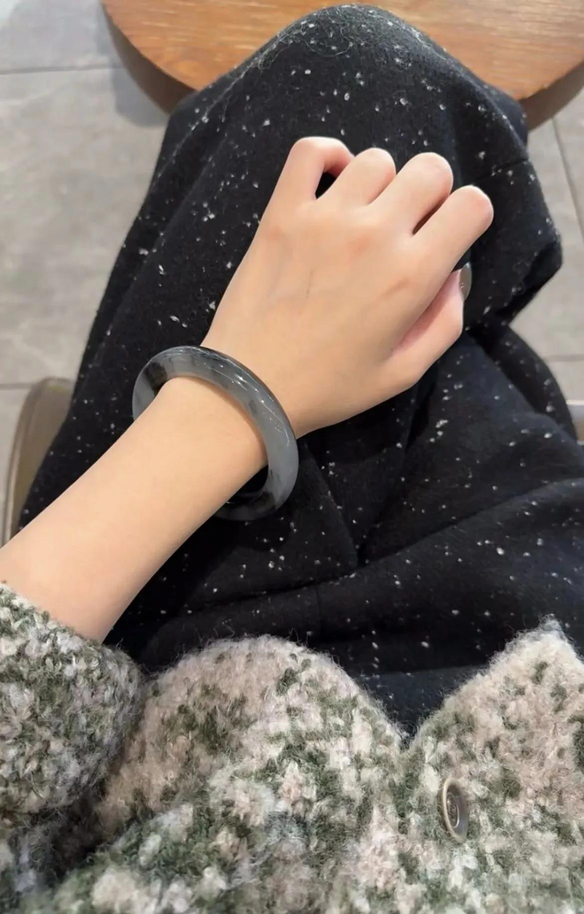 一眼沦陷！这青花手镯，主打一个“上班摸鱼”的留白哲学

家人们谁懂啊！这哪是手镯