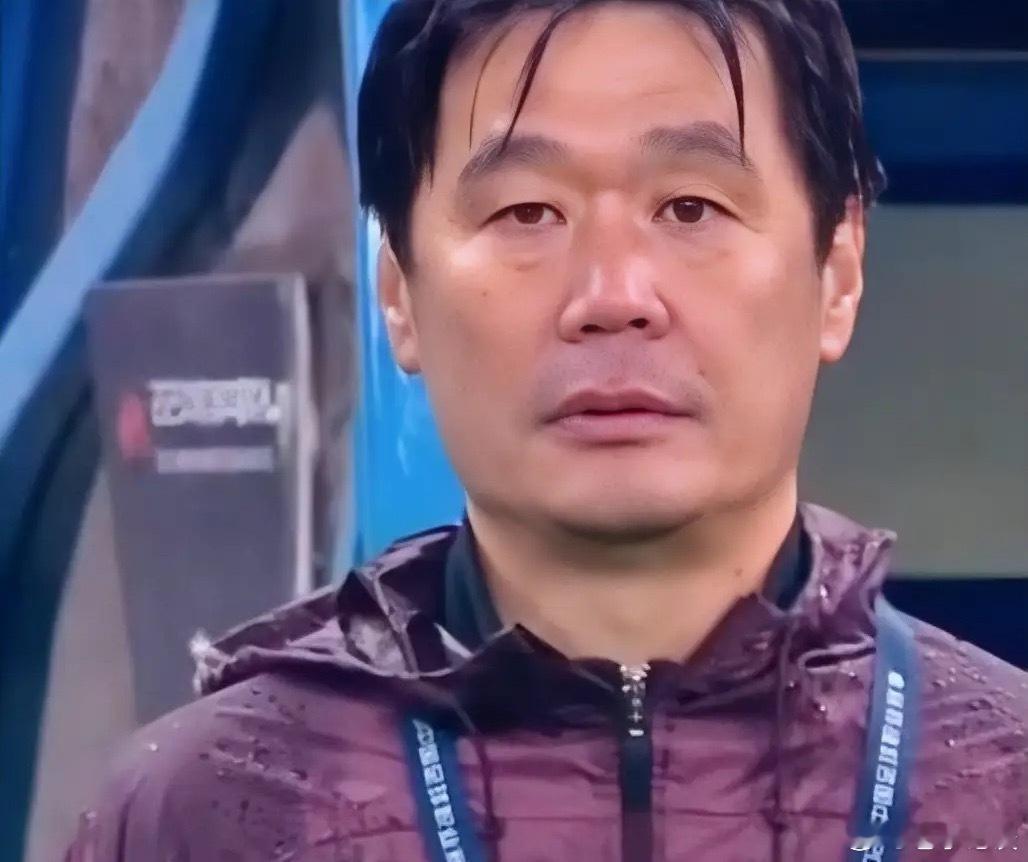 青岛海牛管理层估计要发愁了不是因为球队差点降级他们怎么也没有想到，李霄鹏下赛季不