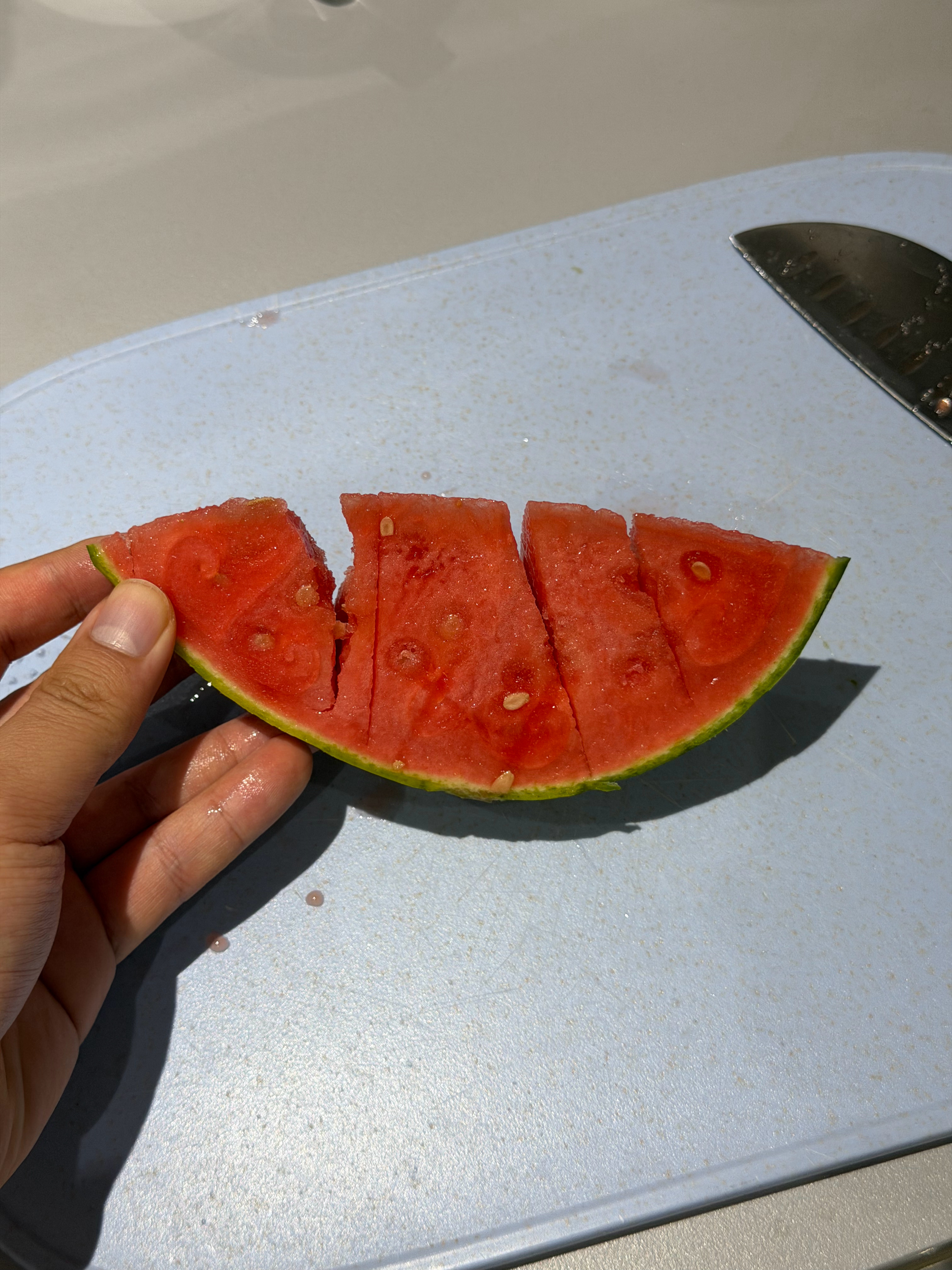 还有这么薄 西瓜皮 的品种啊，可别让小日子看到了，不然他们的穷人连皮都吃不到了