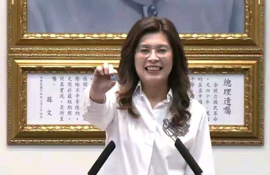 7月1日新法落地！郑丽文拿出一枚徽章，戳破两岸发展真相。
 
近期网上流传一条误